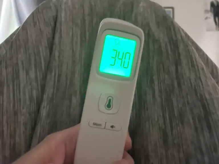 Test selbstkühlende Decken Bedsure Kühleffekt Haut Hand.jpg